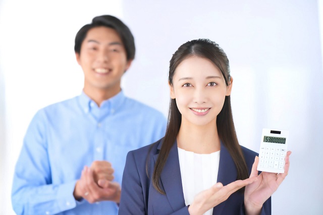 AGA治療の費用を案内する人物