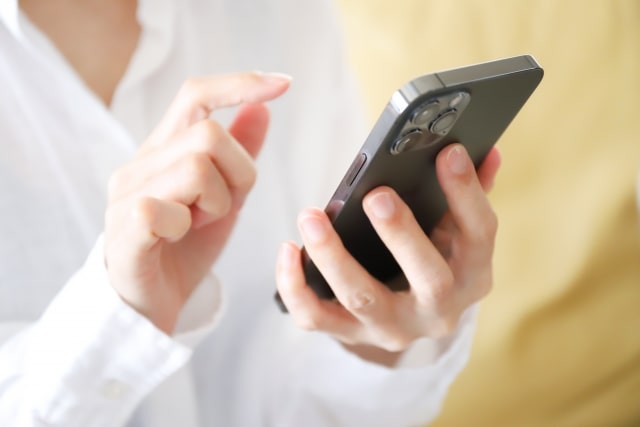 スマートフォンでAGA治療について調べる様子